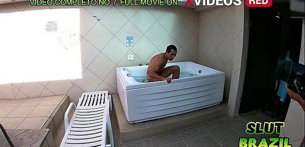  Coroa gostosa casada fodendo com o marido e o amigo do filho na piscina - ( Melissa Devassa e Liu Gang )